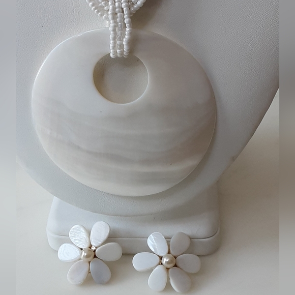 Multi-Strand Glass Seed Pearls|MOP Donut Pendant|MOP Daisy Post Earrings - Vtg - Picture 5 of 10